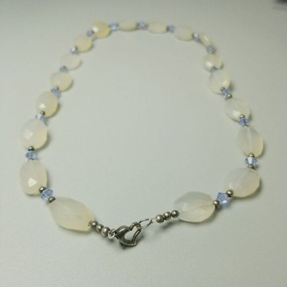 Vintage Ivory and Lavender Faceted Glass Beaded Necklace, Sterling Heart Clasp - Picture 4 of 8